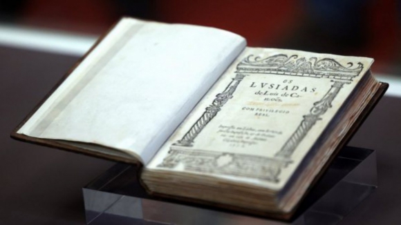 Exibição de edições raras de "Os Lusíadas" na Câmara do Porto recebe perto de dois mil visitantes 