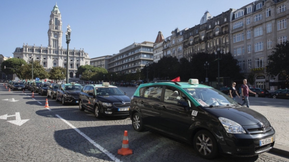 Taxista detido no Aeroporto do Porto por cobrança indevida de suplementos