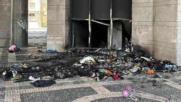 Incêndio em tenda de sem-abrigo provoca dano em Loja do Cidadão do Porto