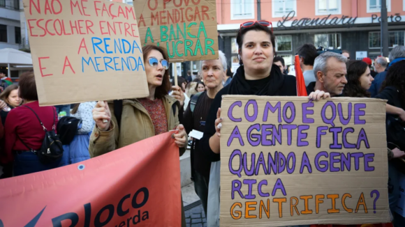 "Oh Rui Moreira, presta atenção, a tua casa vai virar ocupação", cantam manifestantes no Porto