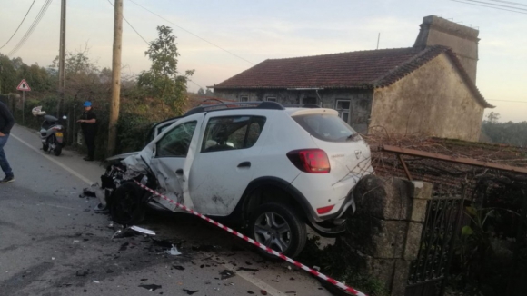 Mulher fica gravemente ferida após colisão rodoviária em Arouca