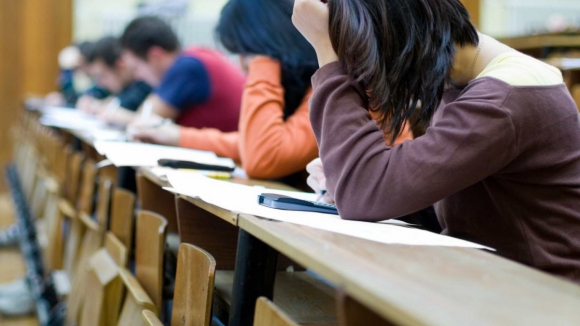 Devolu&ccedil;&atilde;o de propinas por cada ano de trabalho em Portugal &eacute; suficiente? Alunos da Universidade do Porto dizem que n&atilde;o