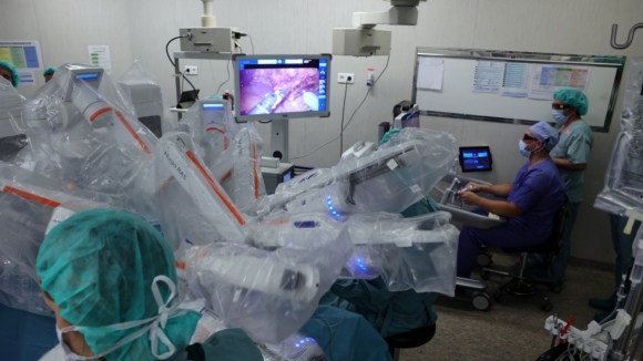 Hospital Santa Maria no Porto vai começar a usar braço robótico para cirurgias à anca e joelho