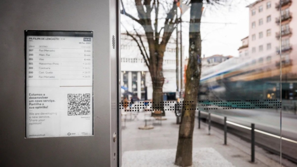 Ecrãs em estilo "papel" chegam às paragens da STCP com horários e rotas dos autocarros em tempo real