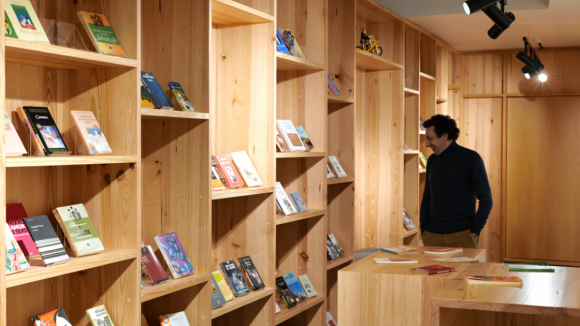 Aberta a todos, sem ninguém. A livraria de Ponte de Lima onde os livros são pagos na loja ao lado
