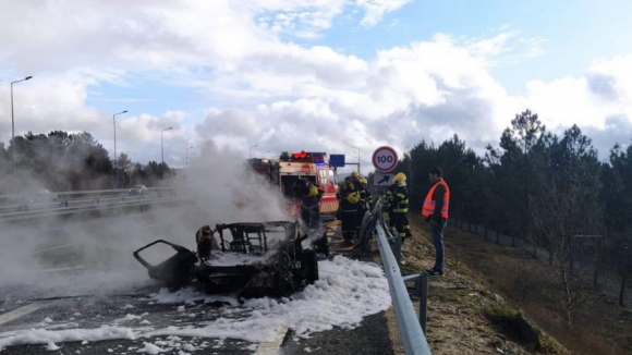 Carro incendeia-se em andamento na A24 junto a Chaves