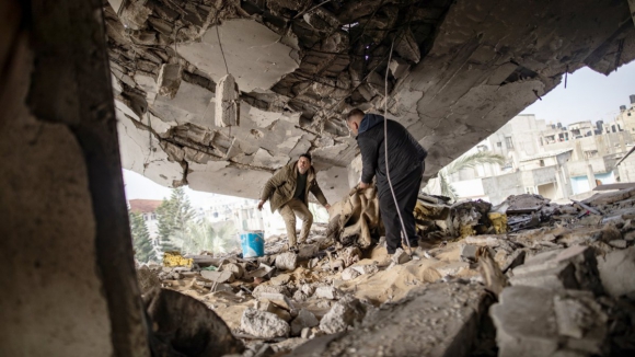 Pelo menos 25 palestinianos morrem em bombardeamento em Rafah