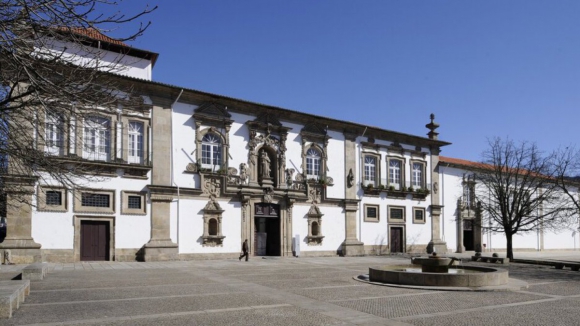 Funcionário da Câmara de Guimarães acusado de peculato e de falsificação