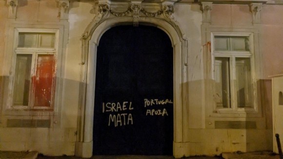 Ativistas pró-Palestina partem vidros e pintam frase no edifício do Ministério dos Negócios Estrangeiros