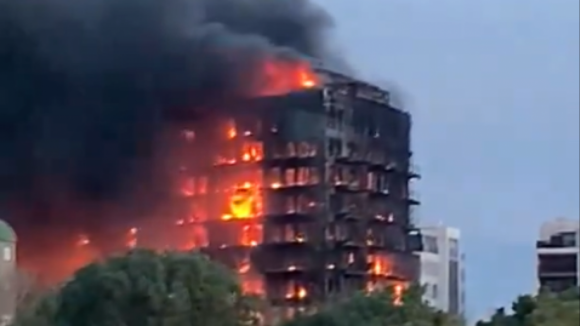 Edifício de 14 andares consumido pelas chamas em Valência