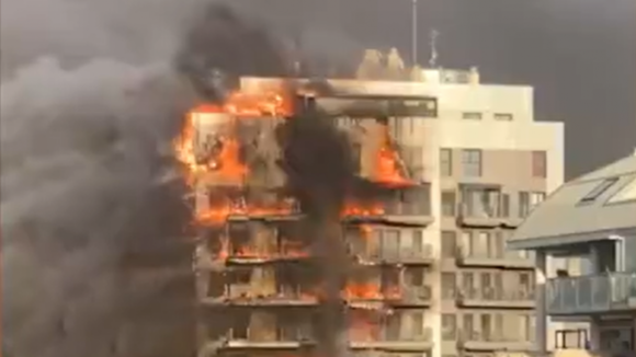 Casal resgatado de varanda do edifício consumido pelas chamas em Valência