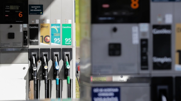 Preço dos combustíveis inverte tendência das últimas seis semanas