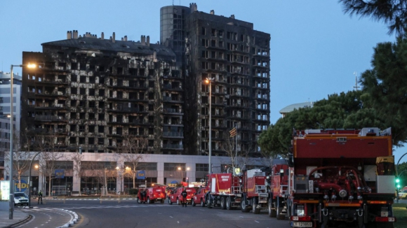 Atualização do número de mortos no incêndio do prédio residencial em Valência