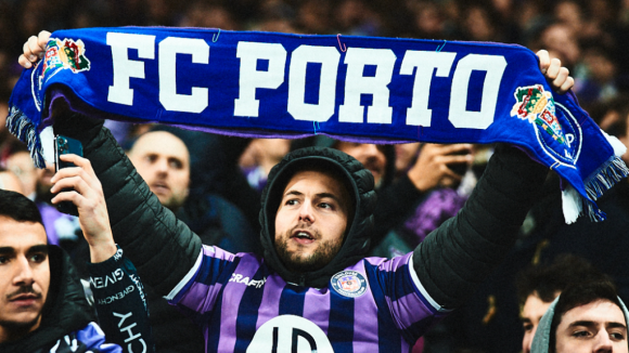 FC Porto além fronteiras. Adepto do Toulouse exibe cachecol dos 'Dragões' frente ao... Benfica