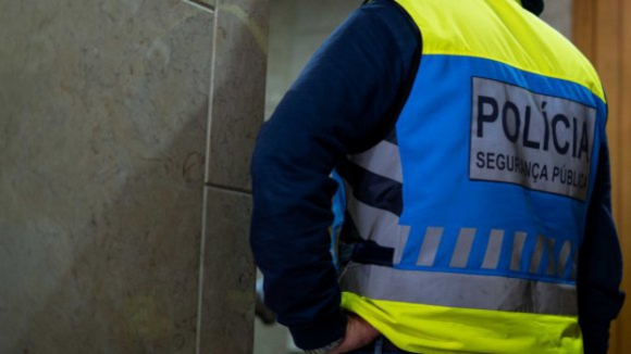 PSP de Braga detém assaltantes após fuga e liberta-os logo a seguir