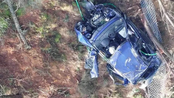 Homem morre após ser projetado de carro que se despistou na A7