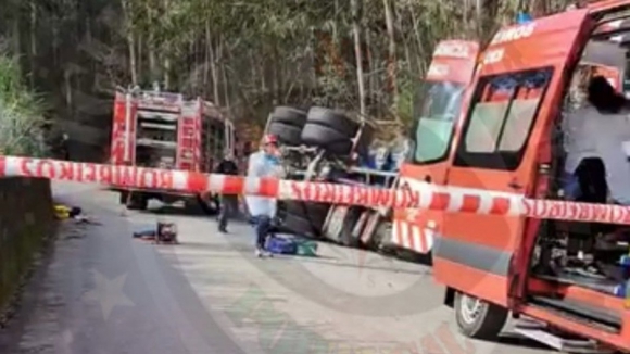Ferido grave após despiste de camião em Paredes
