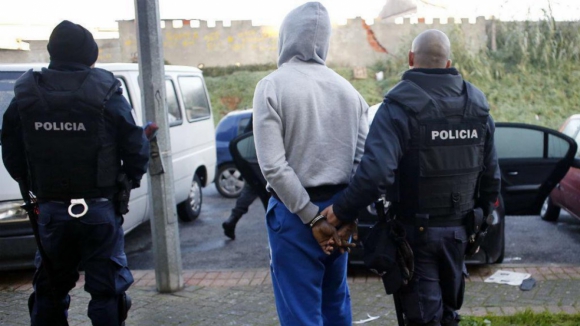 Dois homens e uma mulher detidos em Guimarães por alegado tráfico de droga
