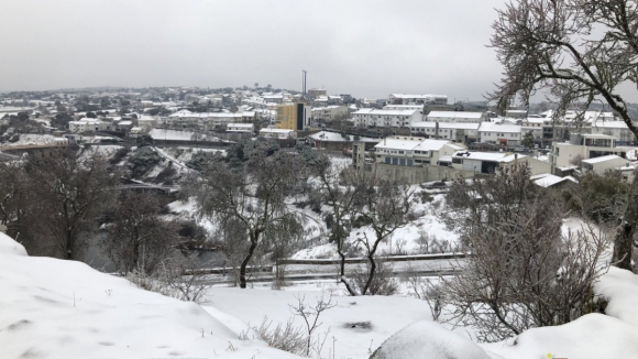 Miranda do Douro está a espalhar sal nas estradas para atenuar neve e gelo