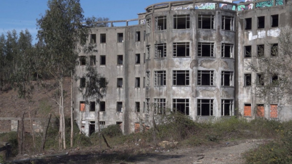 Infiltrações, graffitis e lixo. Qual o futuro do “Sanatório de Valongo”, em Gondomar?