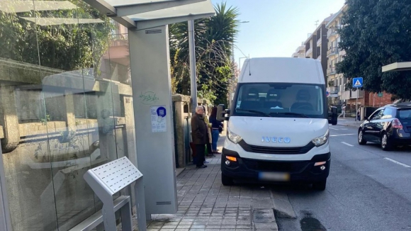 Carrinhas de entregas no Porto continuam paradas no trânsito e a estacionar em segunda fila, acusa associação