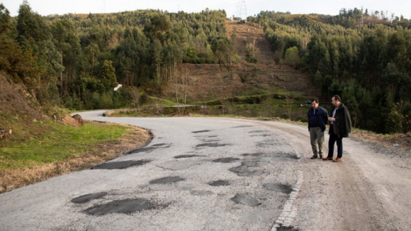 Autarcas “preocupados” com “estado avançado de degradação” de estrada municipal em Braga