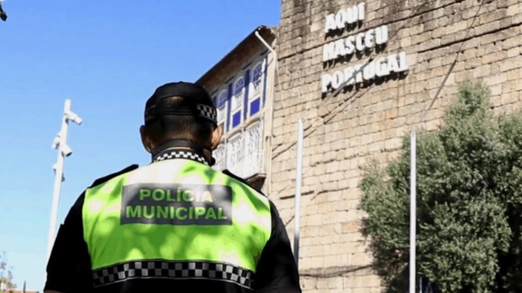 Polícias de Guimarães unem esforços para ajudar idoso que viu carro rebocado