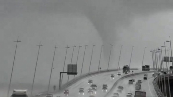O vídeo do "tornado" que atingiu Lisboa