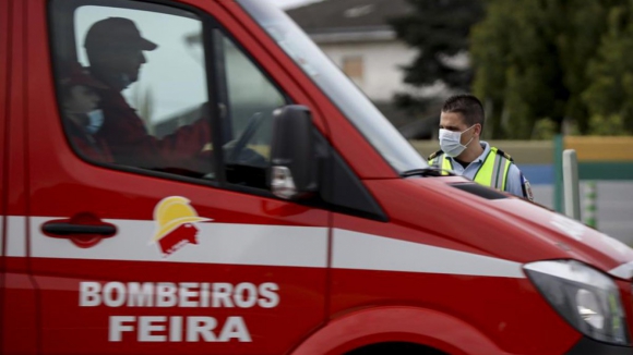 Colisão entre três veículos provoca um ferido com 70 anos em Santa Maria da Feira