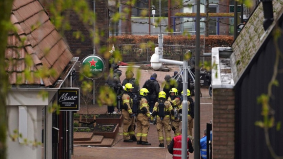 Polícia evacua centro de cidade holandesa após vários reféns em bar