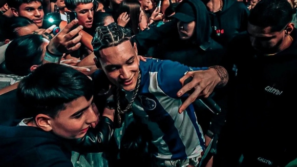 Rapper brasileiro sobe ao palco com camisola do FC Porto