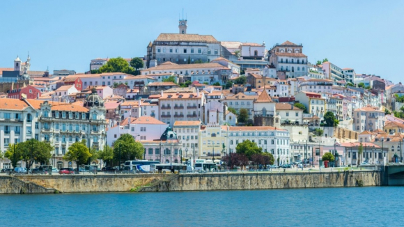 Câmara de Coimbra pretende implementar comunidade de energia renovável em bairros sociais