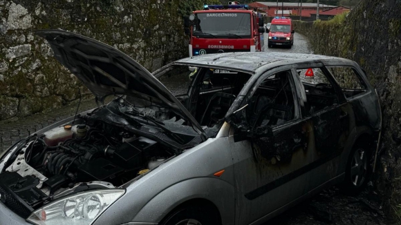 Carro fica destruído depois de arder em Barcelos
