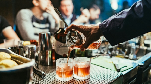 Taxa de consumidores abusivos ou dependentes do álcool atinge valor recorde 