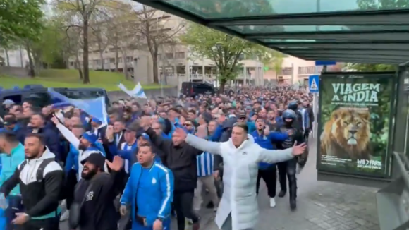 FC Porto: Adeptos portistas a caminho do Estádio D. Afonso Henriques