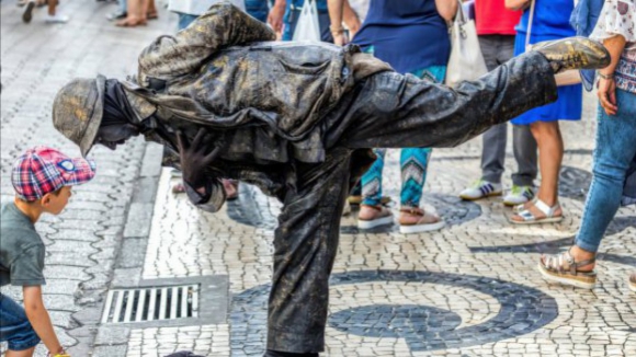 Câmara do Porto discute regulamento dos artistas de rua que proíbe amplificação de som