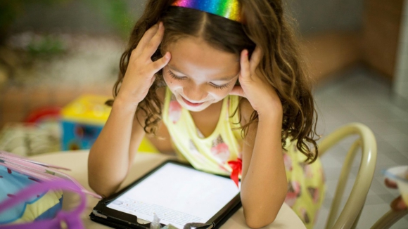 Crianças que mais usam 'smartphones' têm pior desenvolvimento de linguagem, conclui estudo