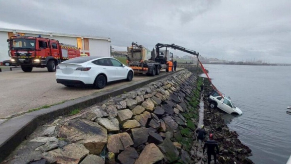 As manobras para retirar o carro onde morreram duas pessoas na Póvoa de Varzim