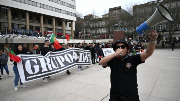 PSP obrigada a intervir após confrontos em protesto anti-imigração no Porto