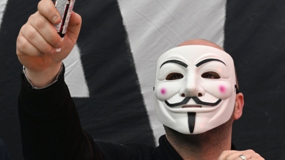 As imagens das manifesta&ccedil;&otilde;es antifascista e anti-imigra&ccedil;&atilde;o que se cruzaram no Porto