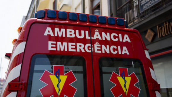 Jovem transportado para o hospital após ser atropelado na Circunvalação em Matosinhos