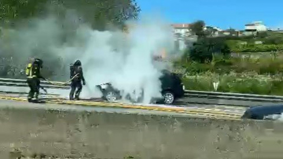Carro a arder na VCI junto à Ponte do Freixo