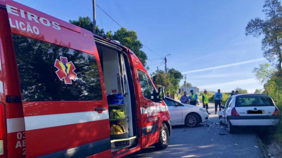 Choque frontal entre dois carros faz dois feridos em Famalicão