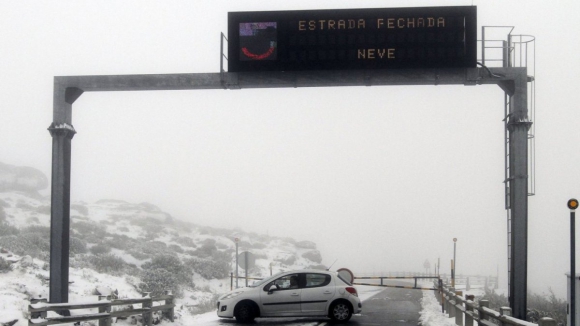 Queda de neve leva ao fecho das estradas do maciço central da Serra da Estrela