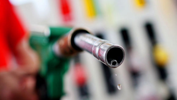 Combust&iacute;veis ficam mais baratos. Saiba onde pode abastecer mais barato no Grande Porto