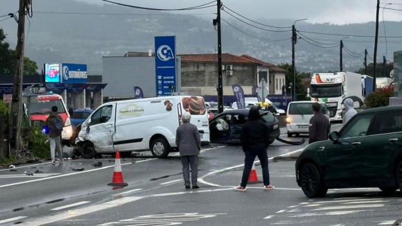 Acidente entre dois carros e carrinha do pão obrigou ao corte da EN105 em Guimarães