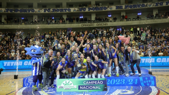 "Com a ajuda dos adeptos, somos impar&aacute;veis". Azuis e brancas vibram com tetracampeonato