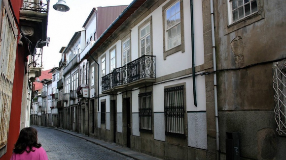 Derrocada em obra de edifício histórico corta rua do centro de Braga