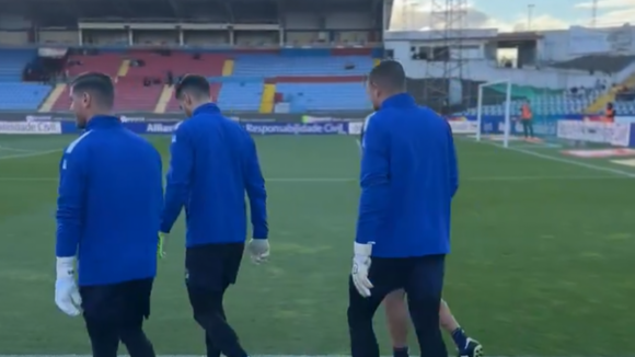 FC Porto:Guarda-redes entram em campo para aquecer