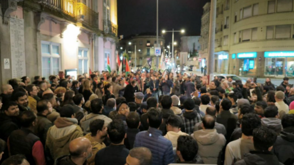 Centenas de pessoas concentram-se no Campo 24 de Agosto em "solidariedade com todos os imigrantes"